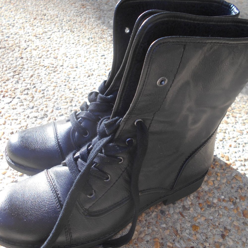 Womens black ankle boot size 9M BareTraps